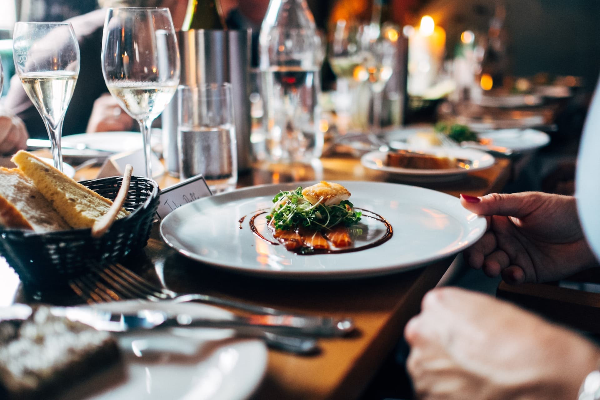 Well-known restaurants and hotels are a walk away
